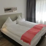 Geele Hus 6 *