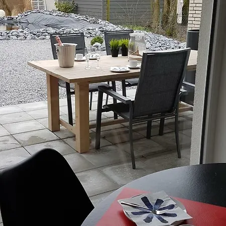 Geele Hus 6 *